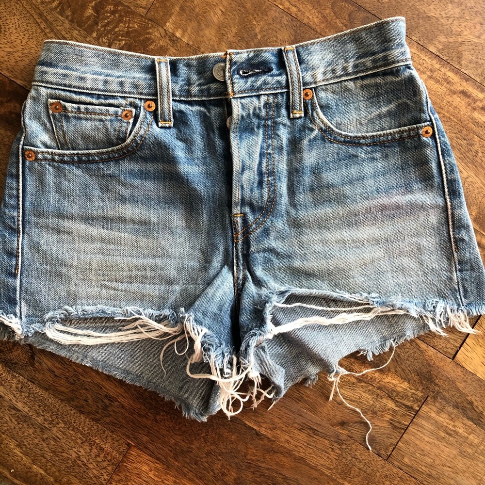 Levi Women’s Wedgie Short Size 24
